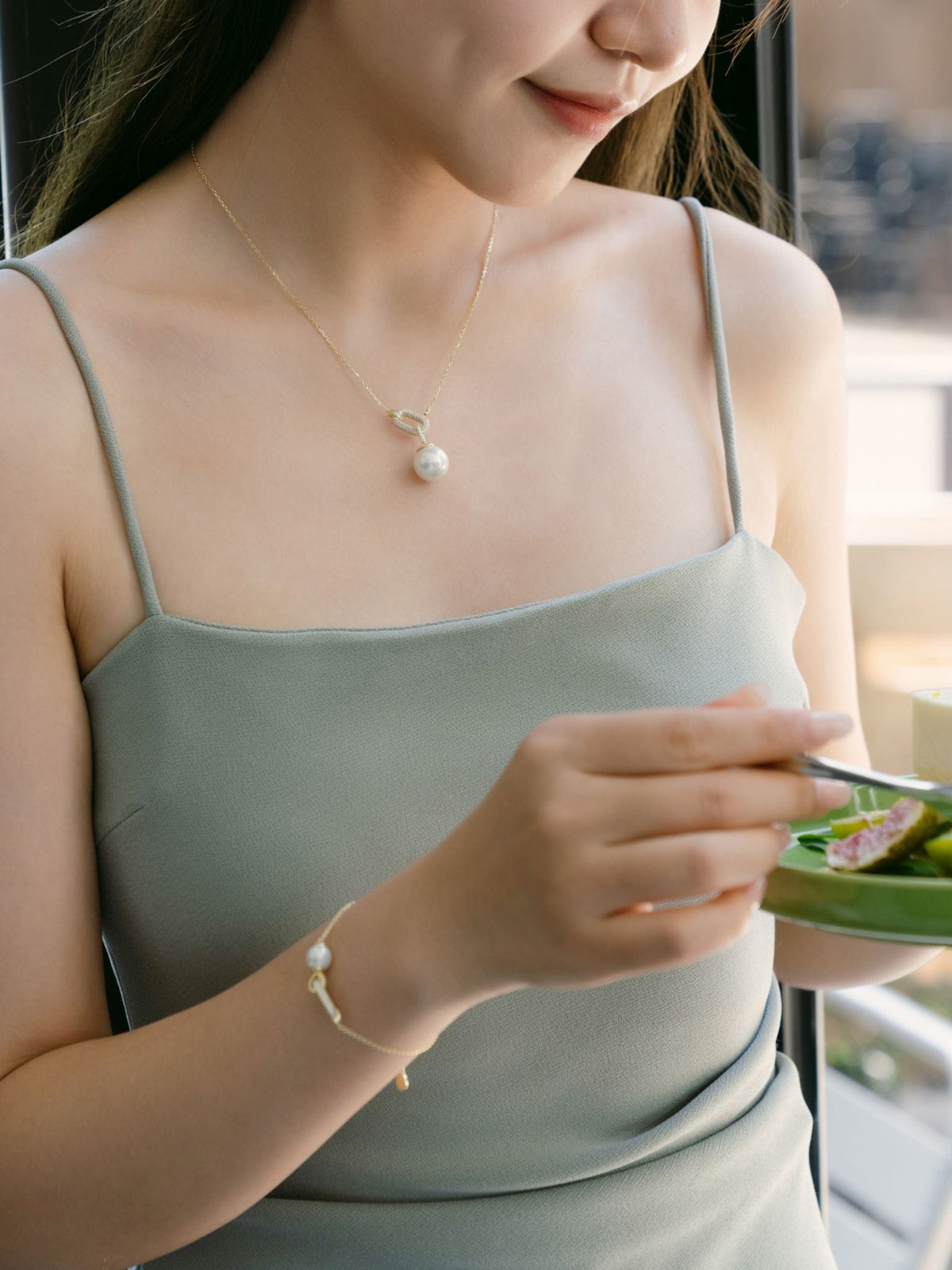 Discover the Pearlescent Link Necklace: A Gift of Timeless Elegance and Meaning - Orange Cube